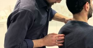 Evaluación quiropráctica de la zona dorsal en Solana Chiropractic Barcelona