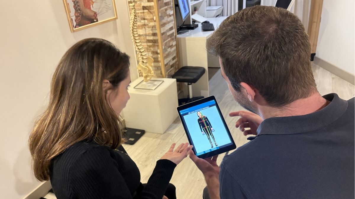 Análisis postural digital en Solana Chiropractic, Barcelona, revisión de resultados con el paciente.