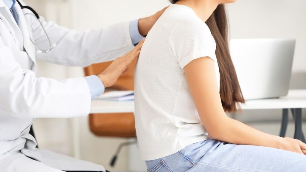 columna vertebral alineada con postura correcta de la espalda en posición natural