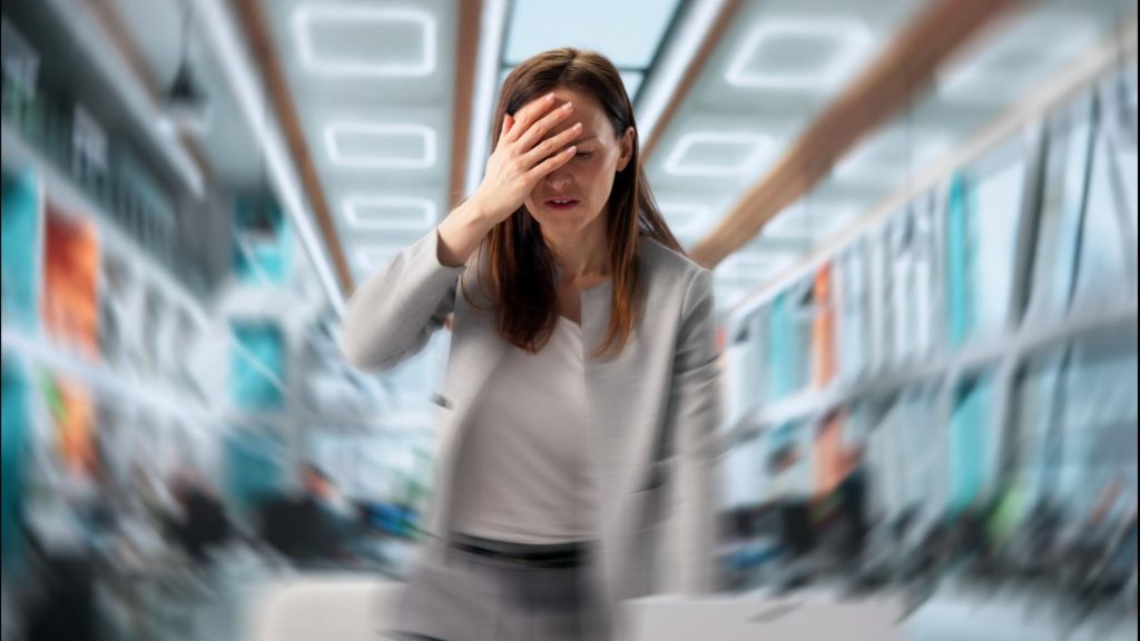 Persona con mareos y sensación de inestabilidad sujetándose la cabeza en interior